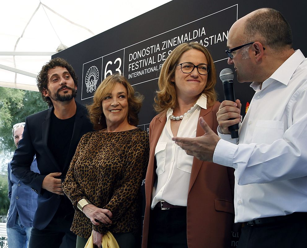 Paco León y el equipo de 'Vaca Paloma'