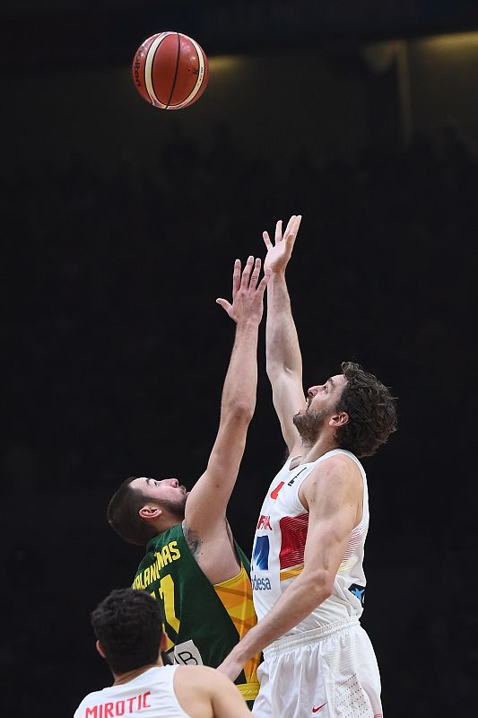 Pau Gasol y Jonas Valanciunas hacen el salto inicial del España - Lituania