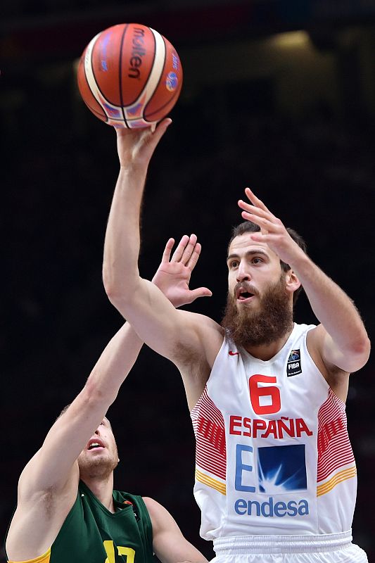 El base tinerfeño Sergio Rodríguez envía un balón