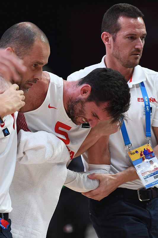 Rudy Fernández ha tenido que retirarse tras un fuerte golpe en un bloqueo