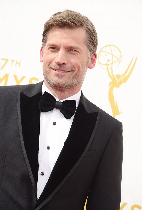 El actor, conocido por ser Jaime Lannister en la serie, posa a su llegada a la gala de los Emmy.