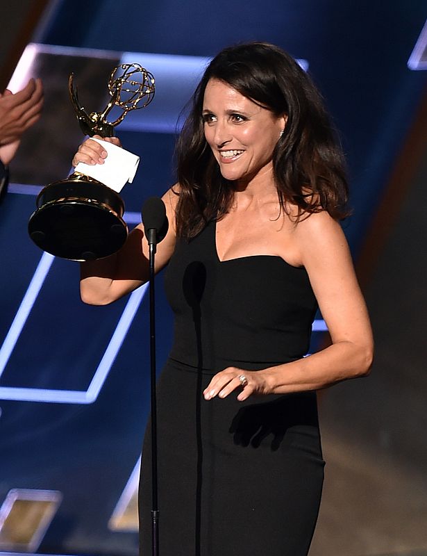 Julia Louis-Dreyfus recoge el premio por su papel en 'Veep'.