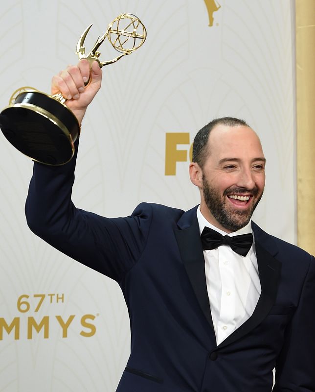 Tony Hale posa con su premio por su actuación en 'Veep'.