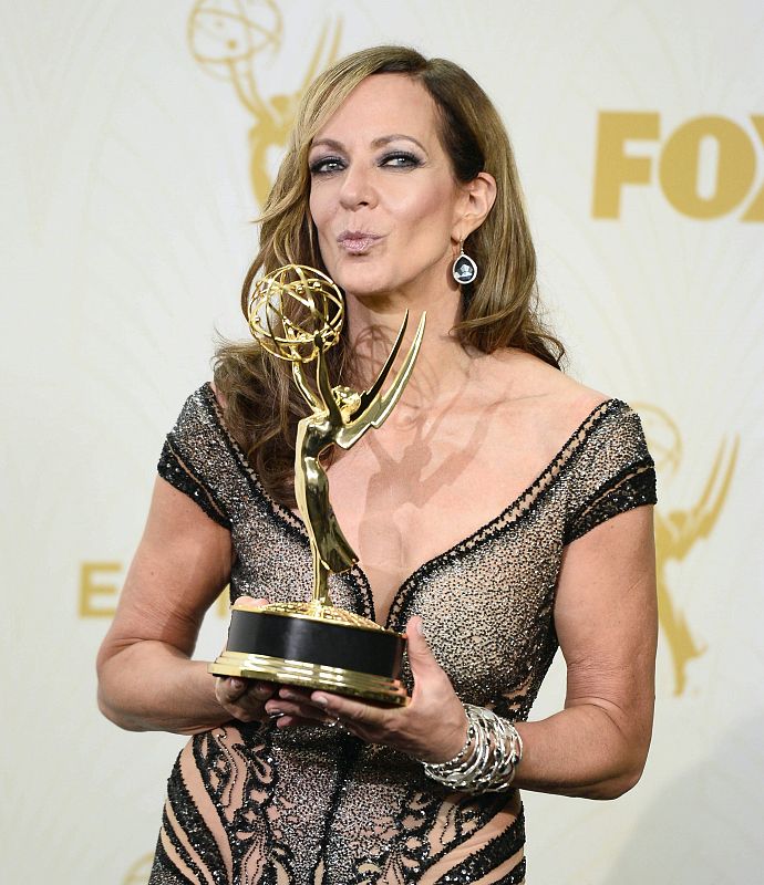 Allison Janney posa con su premio por 'Mom'.