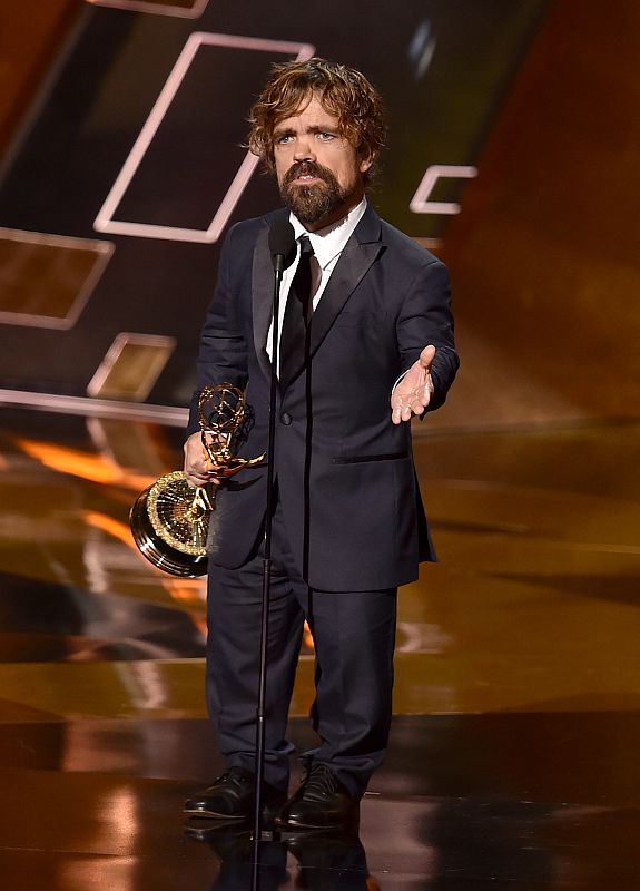 Peter Dinklage, actor en 'Juego de Tronos', recoge su galardón.