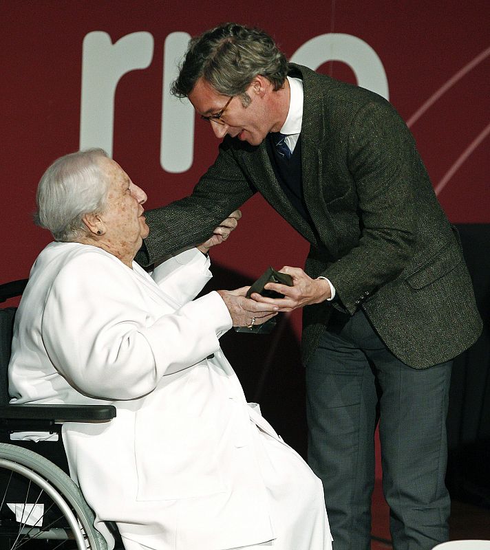 La agente literaria Carmen Balcells recibe el premio especial de "El Ojo Crítico", que concede Radio Nacional de España, por su labor editorial.