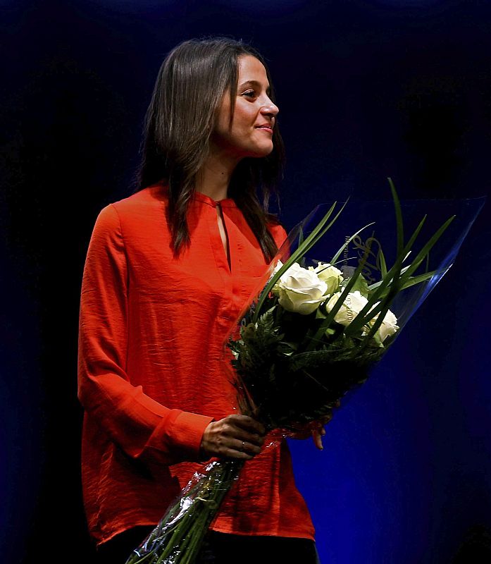 La candidata de Ciudadanos a la presidencia de la Generalitat, Inés Arrimadas, recibió un ramo de flores, regalo del cantante Loquillo, al finalizar su intervención en el acto de final de campaña, celebrado en la plaza Virrei Amat de Barcelona.