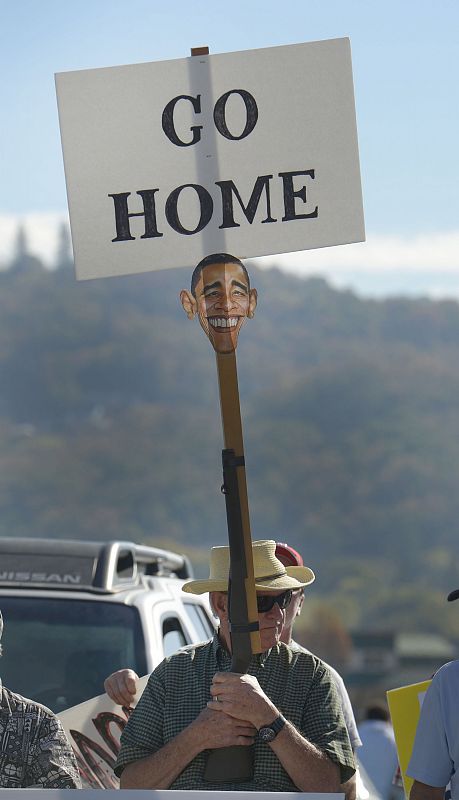 "Vete a casa". Uno de los manifestantes muestra su rechazo a la posici&oacute;n de Obama sobre el control de armas.