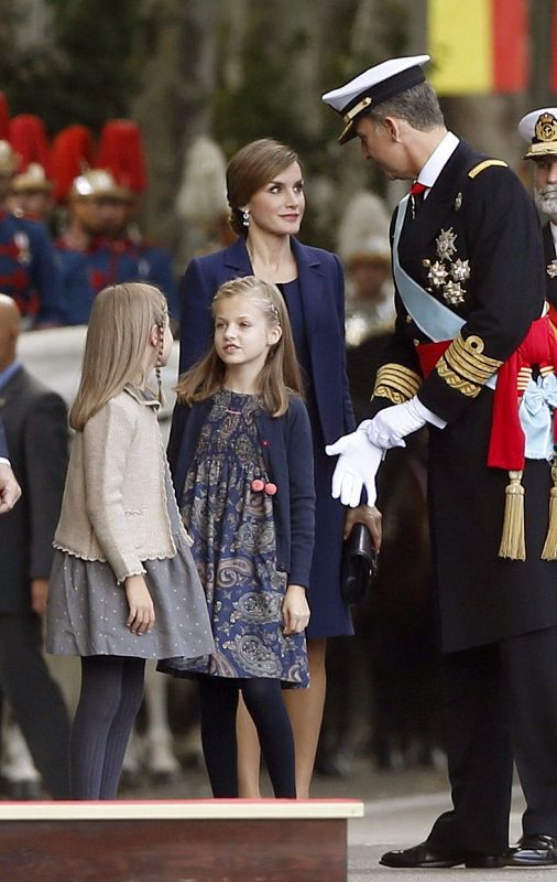 La princesa Leonor (2d) y la infanta Sofía acompañan a los reyes en el desfile del 12 de octubre