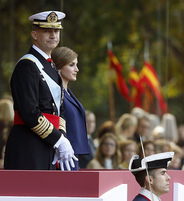 Felipe VI y doña Letizia, en la tribuna de autoridades durante el desfile