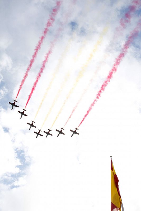 La Patrulla Águila realiza su exhibición aérea el Día de la Fiesta Nacional.