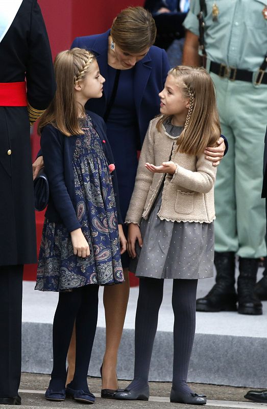 La reina Letizia y sus hijas en el Desfile del Día de la Fiesta Nacional.