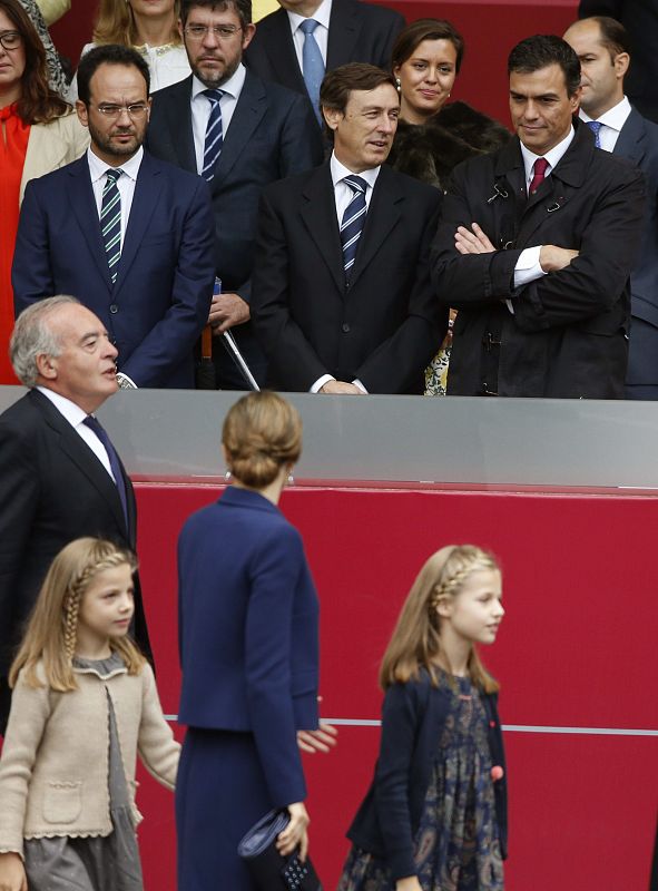 Los portavoces del PSOE y PP en el Congreso y el líder de los socialistas conversan