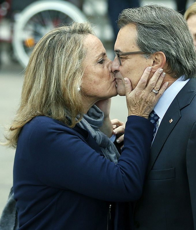 El presidente de la Generalitat, Artur Mas, besa a su esposa Helena Rakosnik, antes de entrar en el Tribunal Superior de Justicia de Cataluña (TSJC).