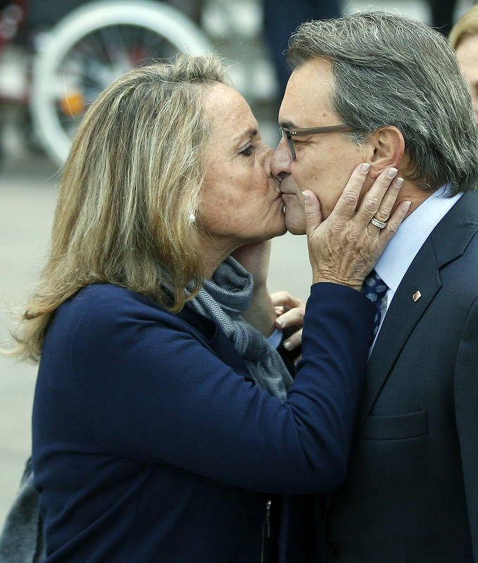 El presidente de la Generalitat, Artur Mas, besa a su esposa Helena Rakosnik, antes de entrar en el Tribunal Superior de Justicia de Cataluña (TSJC).