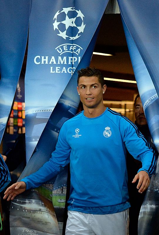 Cristiano Ronaldo salta al campo antes de enfrentarse al PSG en el Parque de los Príncipes.