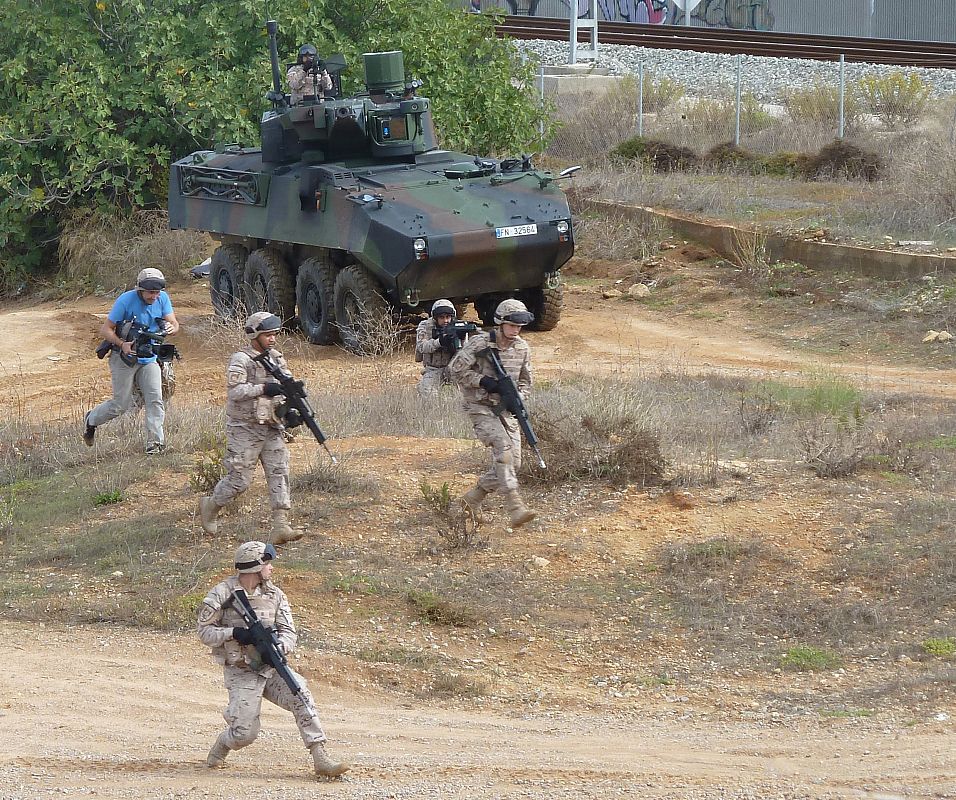 Un infante de marina es fusilero, y es un soldado que se adiestra tanto en la mar, como en Tierra