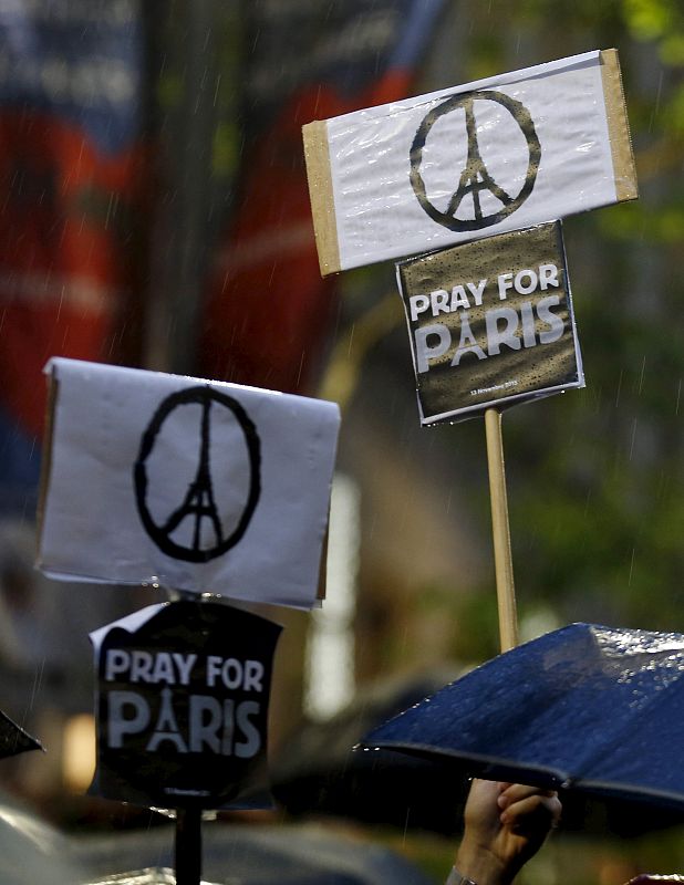 Señales de paz con la Torre Effiel ilustrada tras los atentados de París