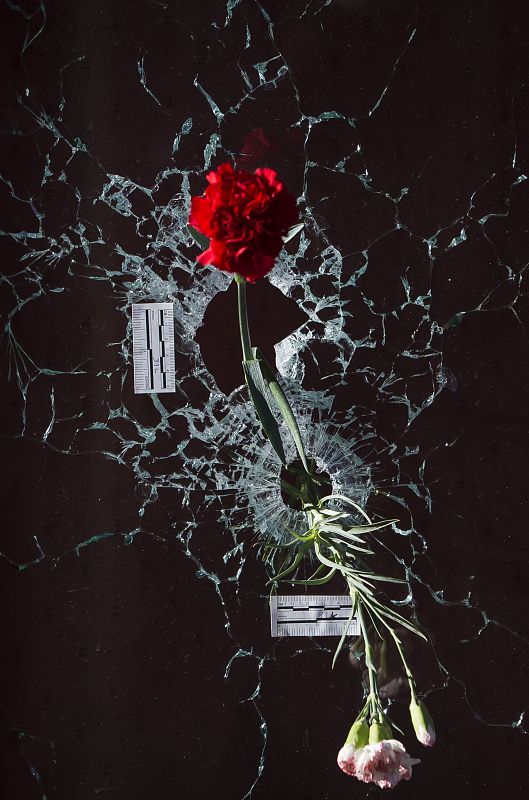 Claveles en los agujeros de bala del bar Le Carrillon