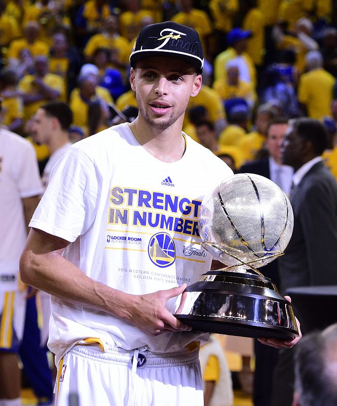 Curry, con el trofeo de campeón de la Conferencia Oeste de la NBA.