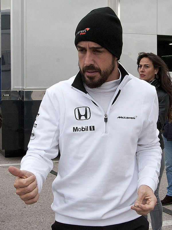 Fernando Alonso saliendo de su autocaravana durante una de las 19 pruebas del Mundial.