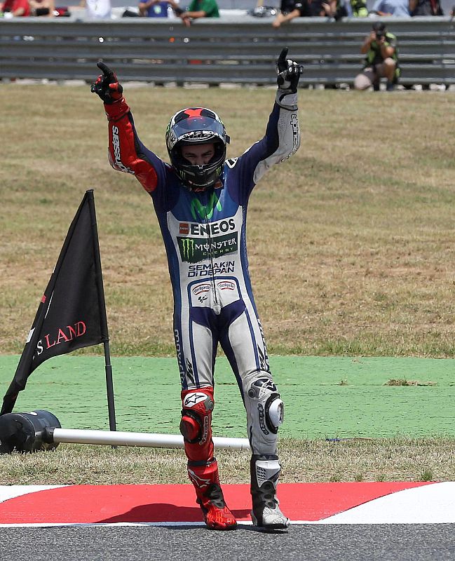 El piloto español de Yamaha celebra su victoria en el GP de Catalunya; hizo pleno en las cuatro carreras en España.