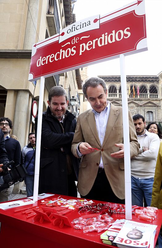El expresidente socialista del Gobierno, Jose Luis Rodriguez Zapatero, durante su paseo por Alcañiz (Teruel).