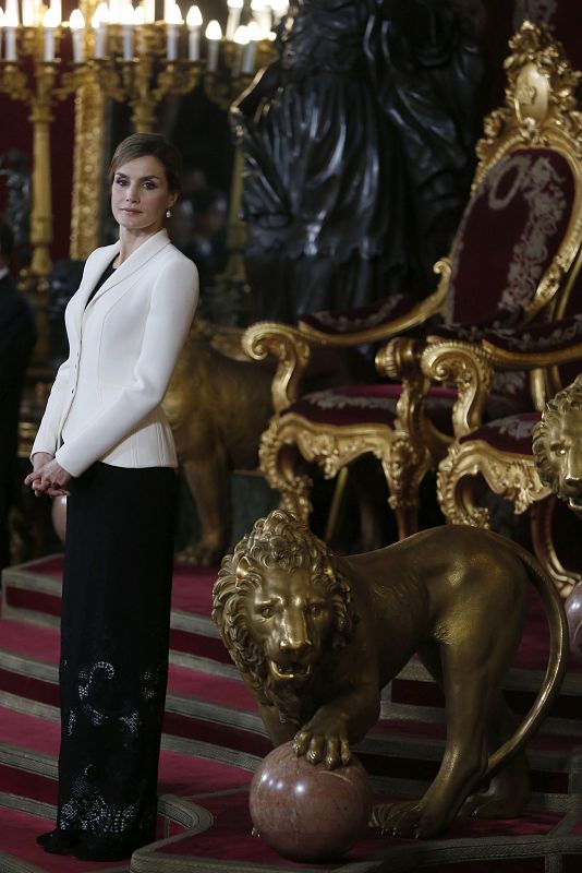 La reina Letizia atiende la celebración de la Pascua Militar en el Salón del Trono.