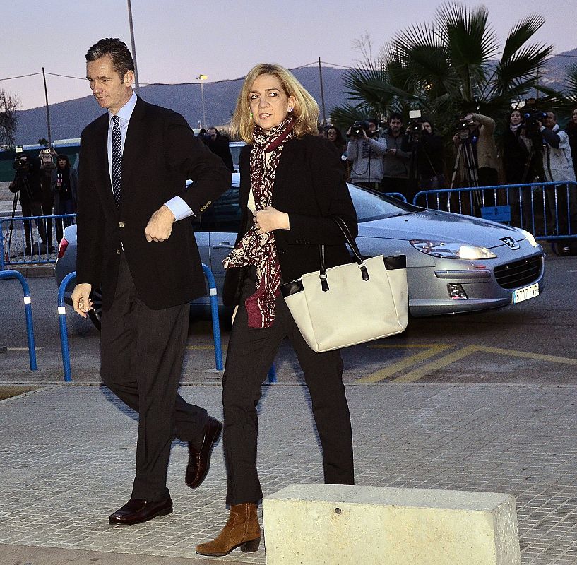 La infanta Cristina y su marido, Iñaki Urdangarin, comparecen como acusados en la primera sesión del juicio del caso Nóos.
