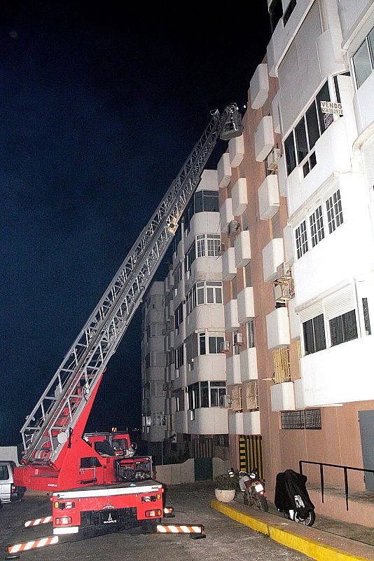 Los bomberos comprueban de madugada el estado de un edificio