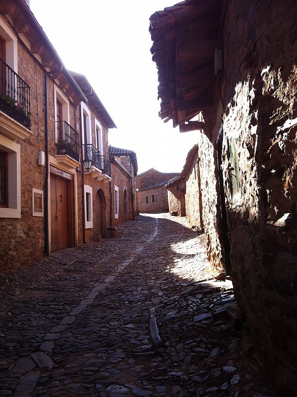 Una calle de Castrillo en sol y sombra