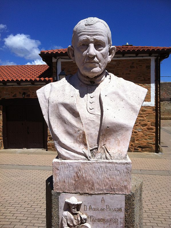 Busto de Ti Aquilino, Aquilino Pastor, Tamboritero Mayor de la Maragatería, en su pueblo, Santa Catalina de Somoza