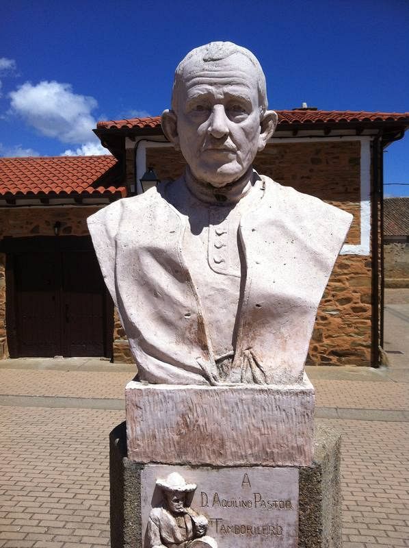  Busto de Ti Aquilino, Aquilino Pastor, Tamboritero Mayor de la Maragatería, en su pueblo, Santa Catalina de Somoza