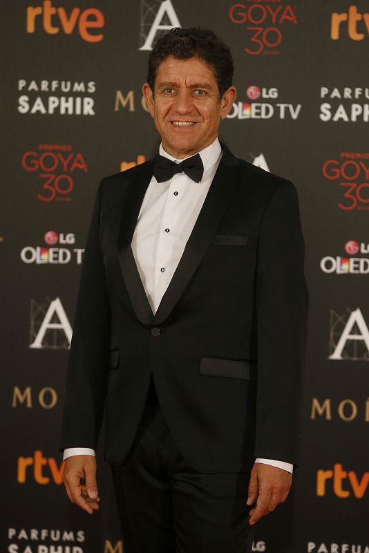 El actor Pedro Casablanc, nominado a actor protagonista por "B,la película" posa a su llegada a la ceremonia de los 30 edición de los Premios Goya