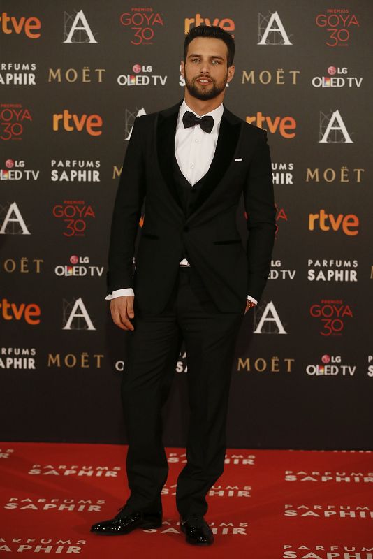 El actor Jesús Castro posa a su llegada a la ceremonia de los 30 edición de los Premios Goya