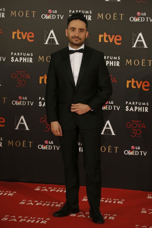 El director Juan Antonio Bayona posa a su llegada a la ceremonia de la 30 edición de los Premios Goya
