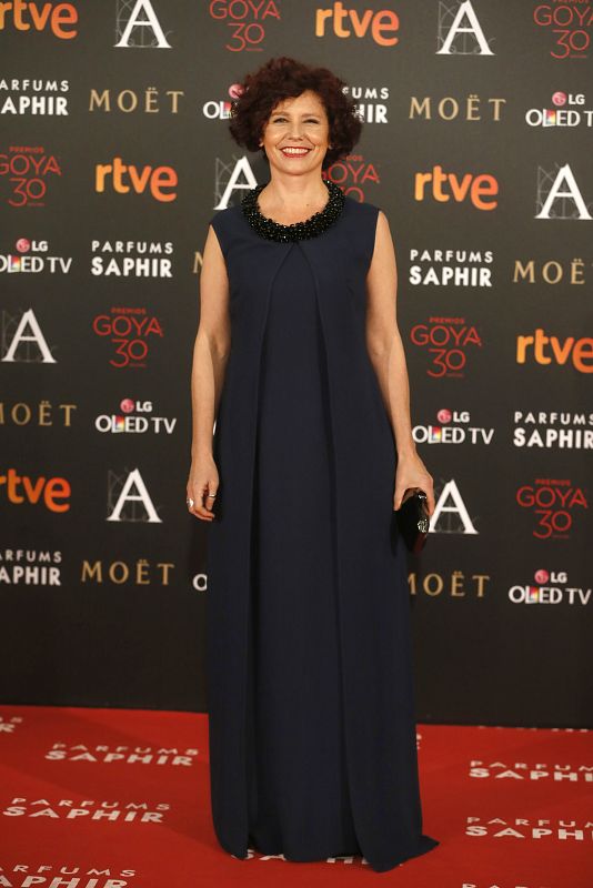La directora Icíar Bollaín posa a su llegada a la ceremonia de la 30 edición de los Premios Goya