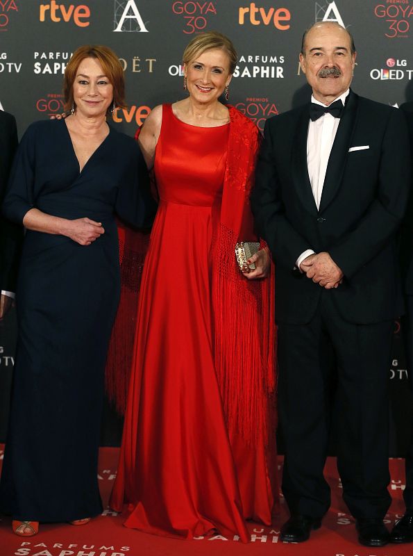 La vicepresidenta de la Academia de Cine, Gracia Querejeta, la presidenta de la Comunidad de Madrid, Cristina Cifuentes, y el presidente de la Academia de Cine, Antonio Resines.