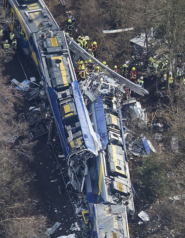 Al menos ocho personas murieron y alrededor de 150 resultaron heridas en este choque de trenes en Baviera