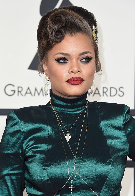La cantante Andra Day, nominada por su álbum de R&B 'Cheers to fall', antes de entrar en la ceremonia.