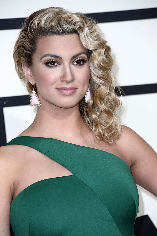 Tori Kelly, nominada a mejor artista revelación del año, posa a su llegada.