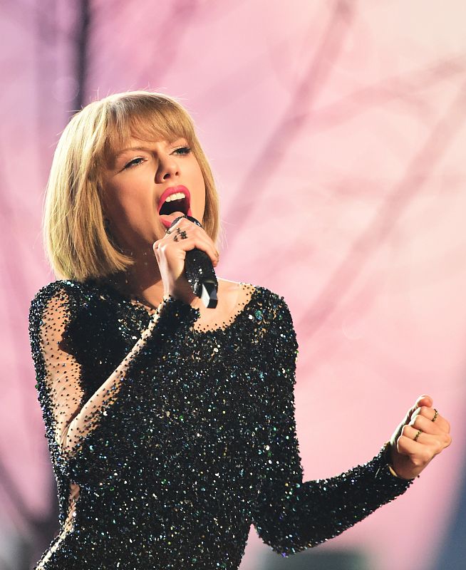 Taylor Swift durante su actuación en la 58 edición de los premios.