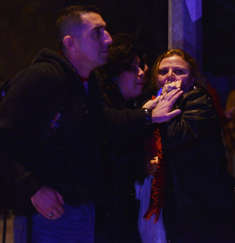Un grupo de personas se protege tras el atentado en Ankara.