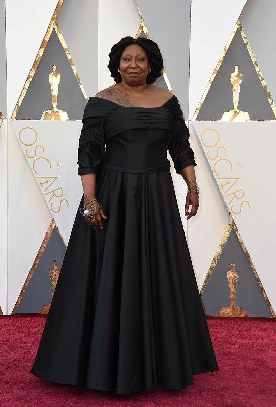 Whoopi Goldberg ha presumido de tatuaje sobre la pasarela de los Oscar.