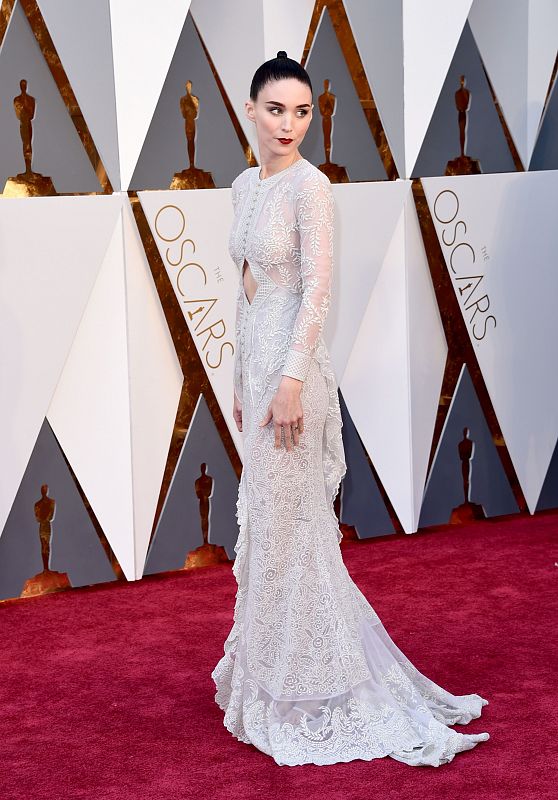 Fiel a su estilo, Rooney Mara ha optado por un vestido de Givenchy.
