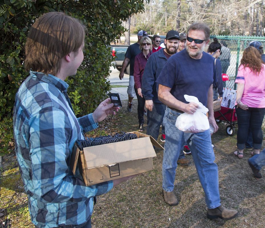 En la víspera del supermartes, un hombre vende condones propagandísticos de Donald Trump en Valdosta, Georgia