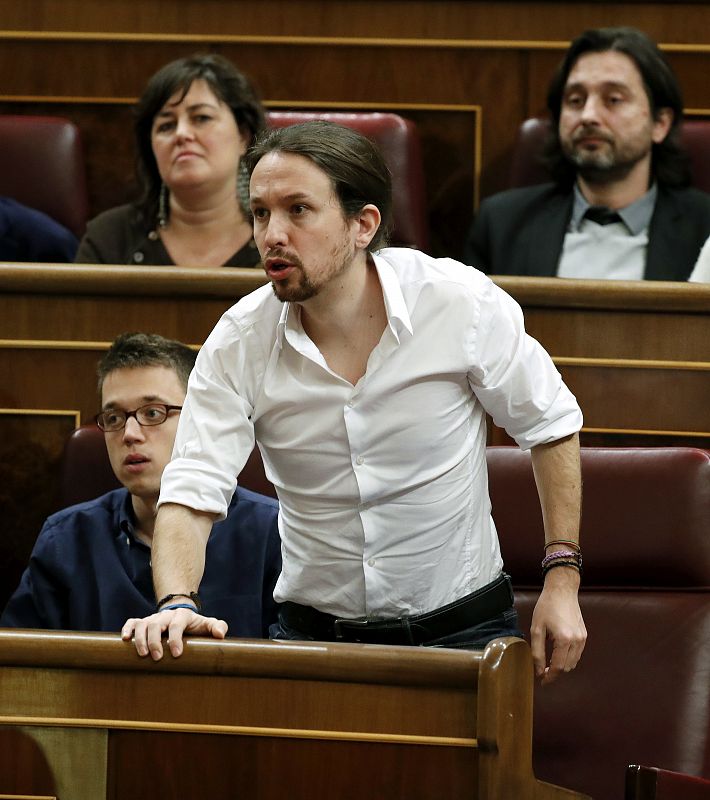 El líder de Podemos, Pablo Iglesias, vota durante la sesión de la tarde de la segunda jornada del debate de investidura.