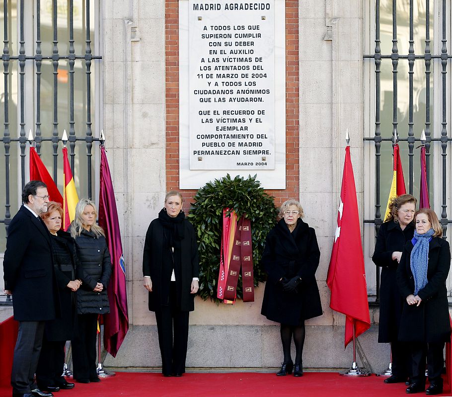 Homenaje a las víctimas del 11M junto a la placa en la Puerta del Sol