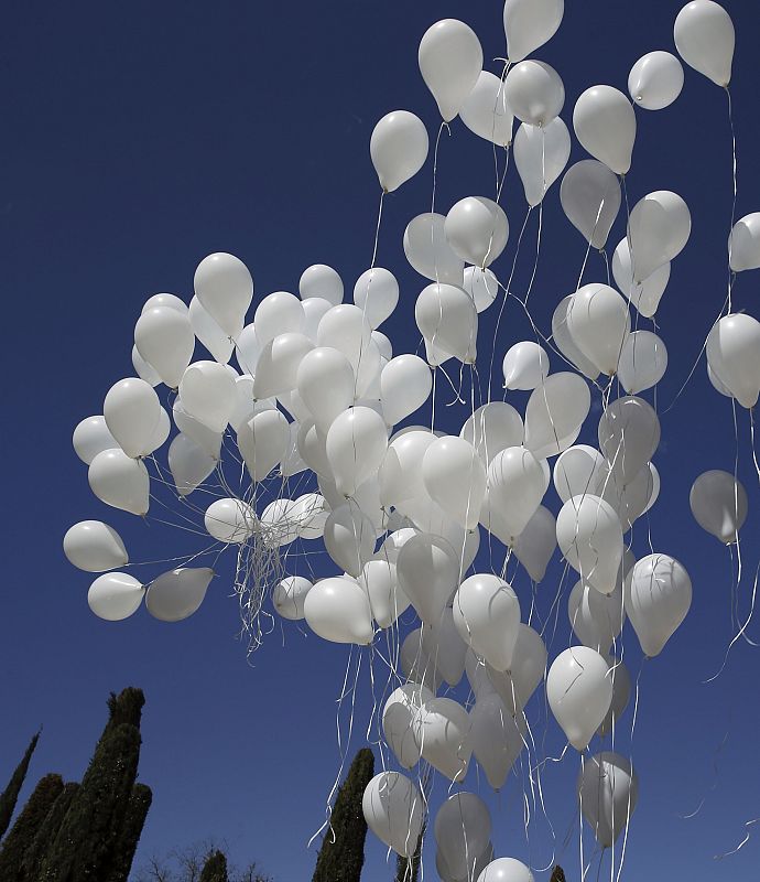 Suelta de globos en el Bosque del Recuerdo del parque del Retiro