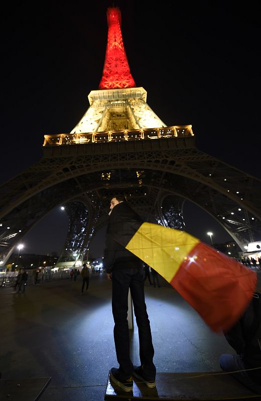 La Torre Eiffel se ha iluminado con los colores de la bandera belga por los atentados de Bruselas